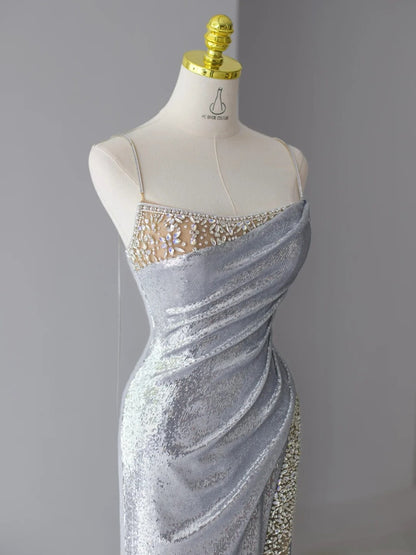 Glitzerndes Meerjungfrauen-Abschlussballkleid mit Spaghettiträgern, silbergrau, paillettenbesetzt mit Perlenstickerei, hoher Schlitz, langes Abendkleid N2922