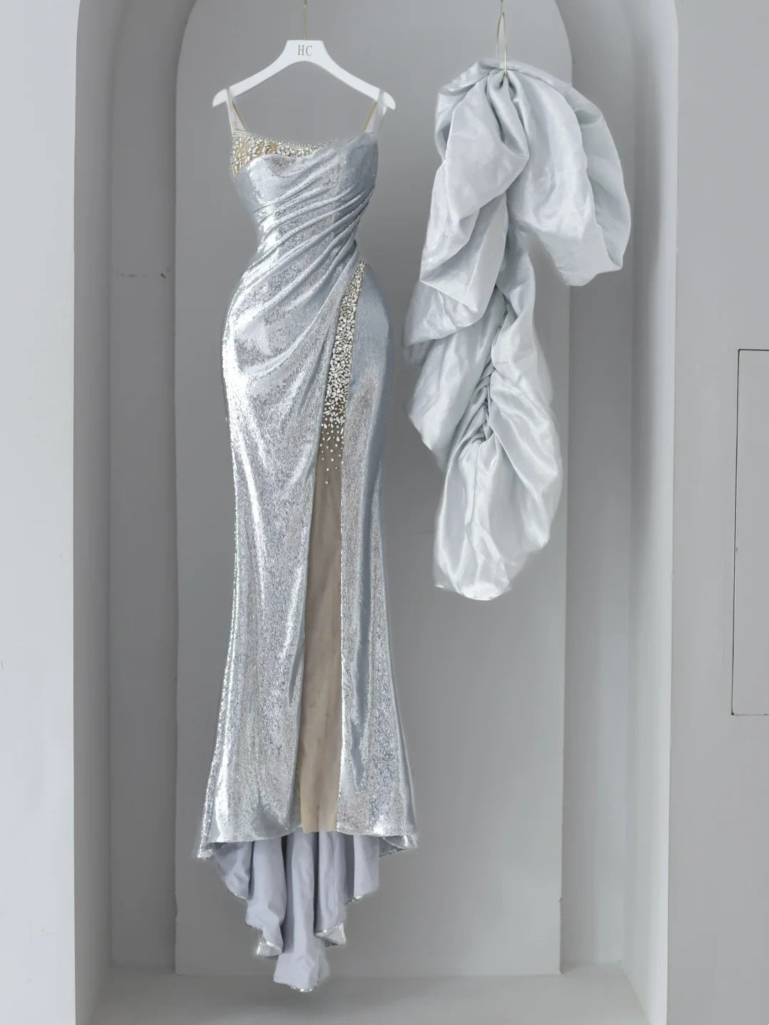 Glitzerndes Meerjungfrauen-Abschlussballkleid mit Spaghettiträgern, silbergrau, paillettenbesetzt mit Perlenstickerei, hoher Schlitz, langes Abendkleid N2922