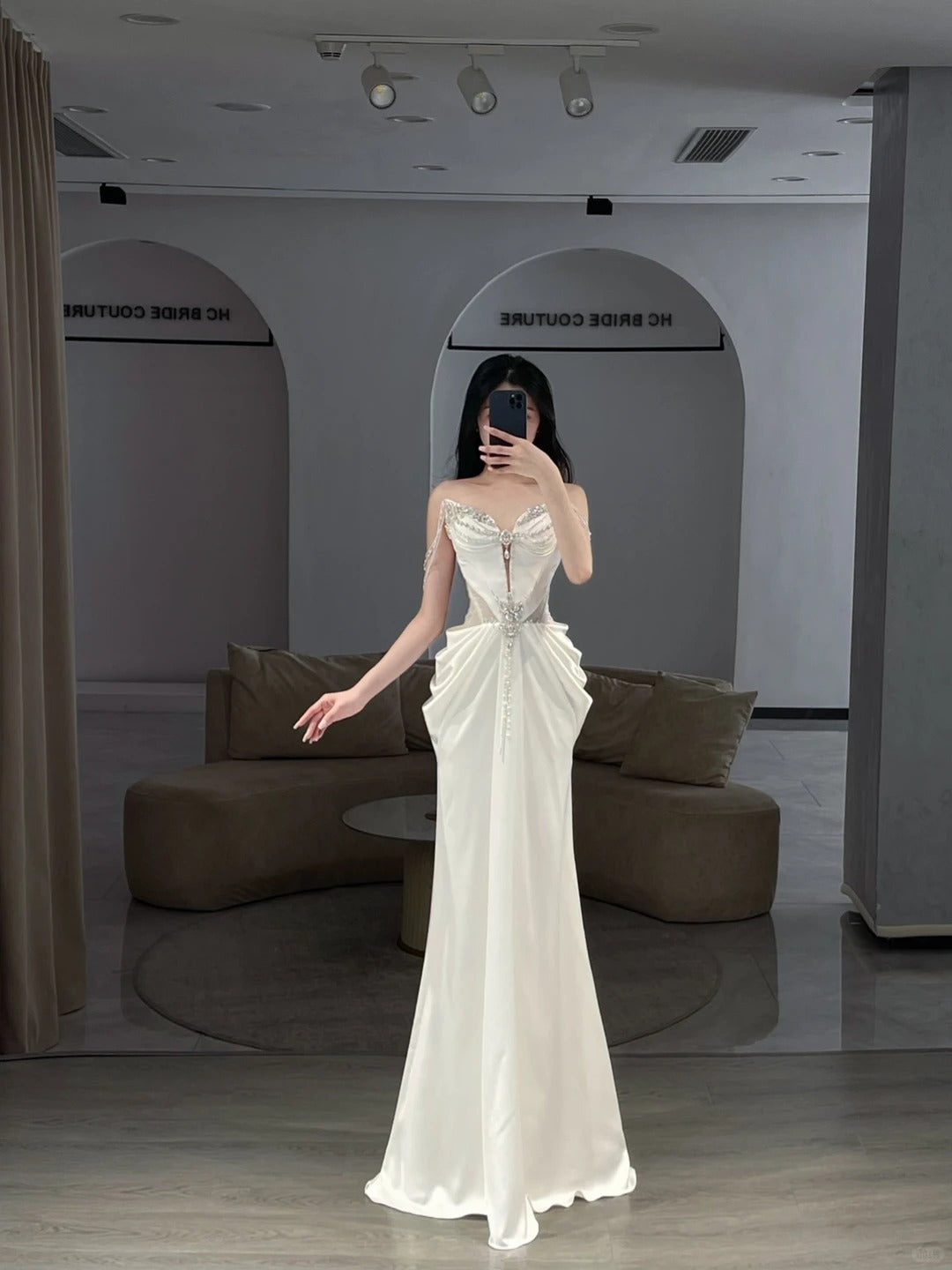 Einfache Brautkleider Meerjungfrau Trägerlos Weiß Satin Lang mit Perlen Brautkleid N3079