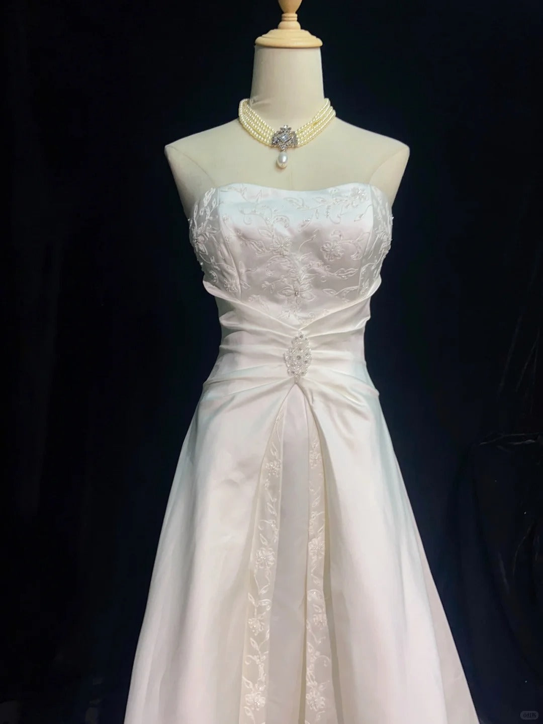 Zeitlose Hochzeitskleider Ballkleid Trägerlos Elfenbein Mit Rüschen Perlenbesetztes Langes Brautkleid N3431