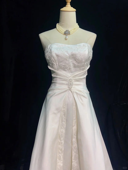Zeitlose Hochzeitskleider Ballkleid Trägerlos Elfenbein Mit Rüschen Perlenbesetztes Langes Brautkleid N3431