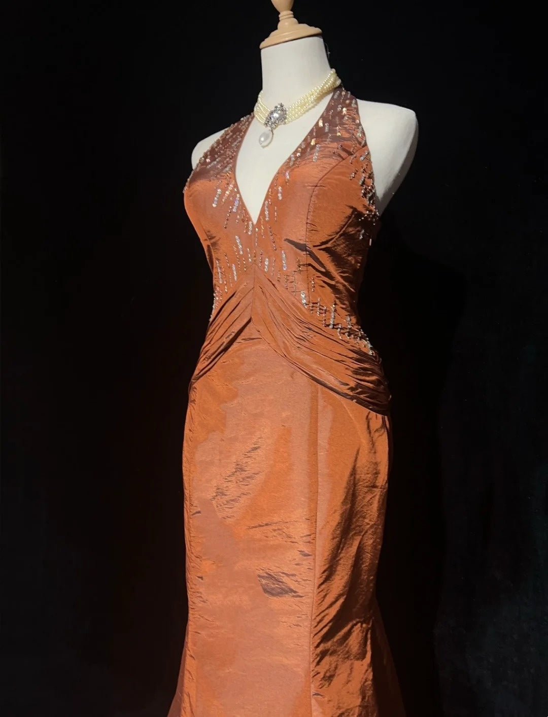 Robes de bal vintage Sirène Halter Orange Taffetas Avec Perles Robe de soirée longue années 90 N2917