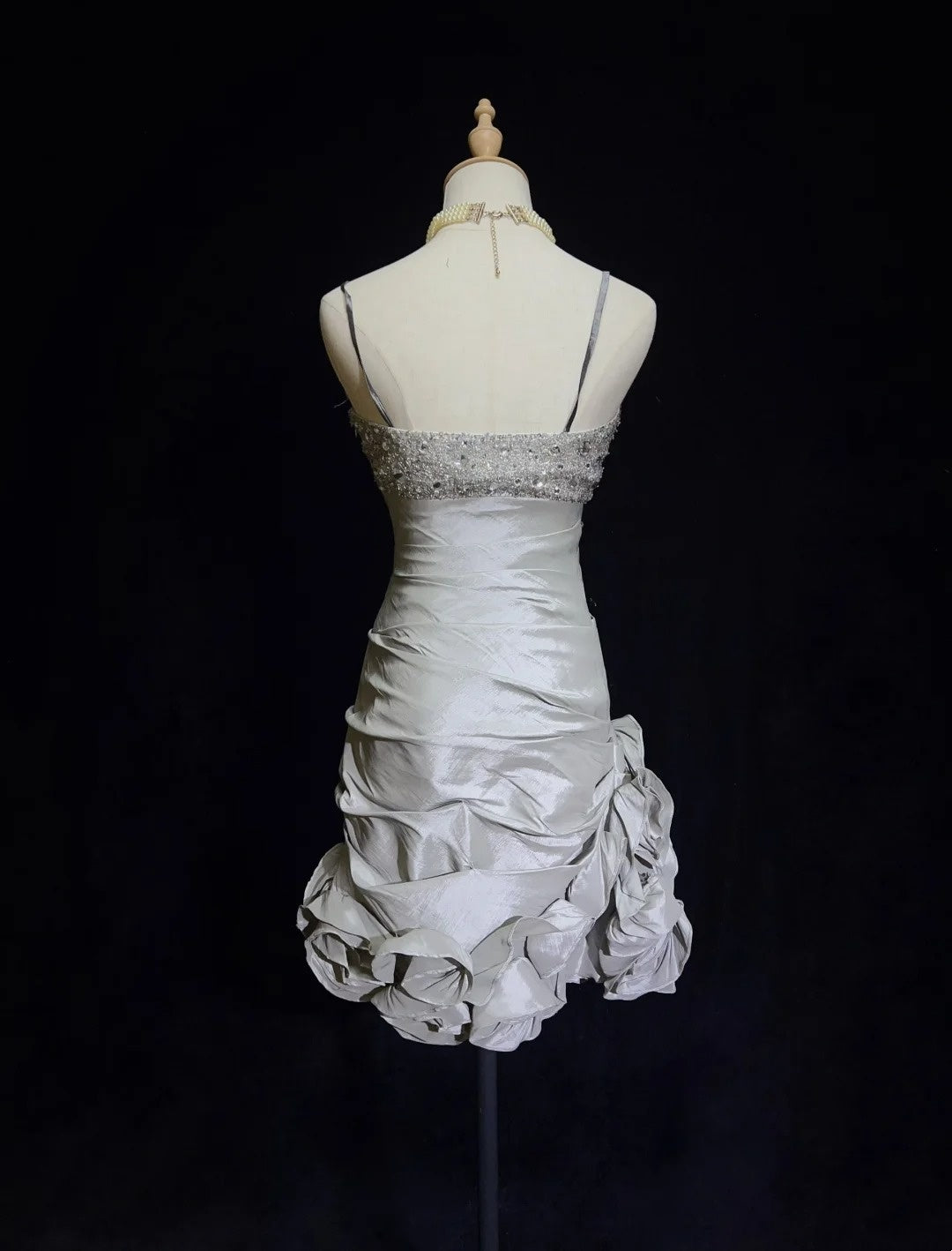 Elegantes Etui-Kleid mit Spaghettiträgern in Silbergrau, eng anliegend, Abschlussfeier, kurz, Mini-Abschlussballkleid, Hoco-Kleid N2873