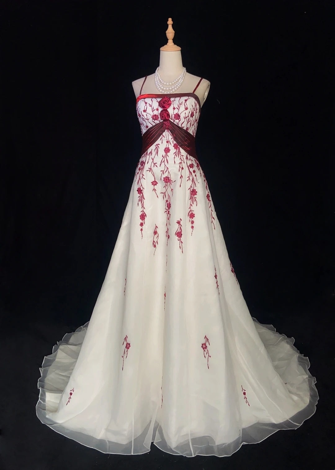 Einzigartige Brautkleider A-Linie Spaghettiträger Bordeaux Stickerei Weiß Strand Sommer Mit Cape Boho Langes Brautkleid N3308