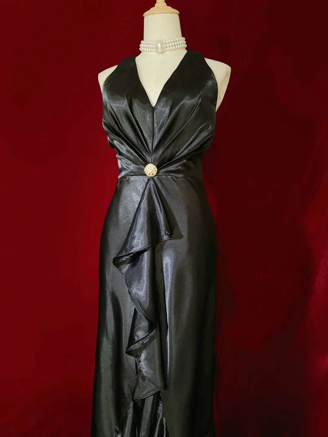 Wunderschöne Abschlussballkleider Meerjungfrau V-Ausschnitt Black Tie Kleid Satin mit Rüschen-Oberteil Lange Abendgarderobe N3368