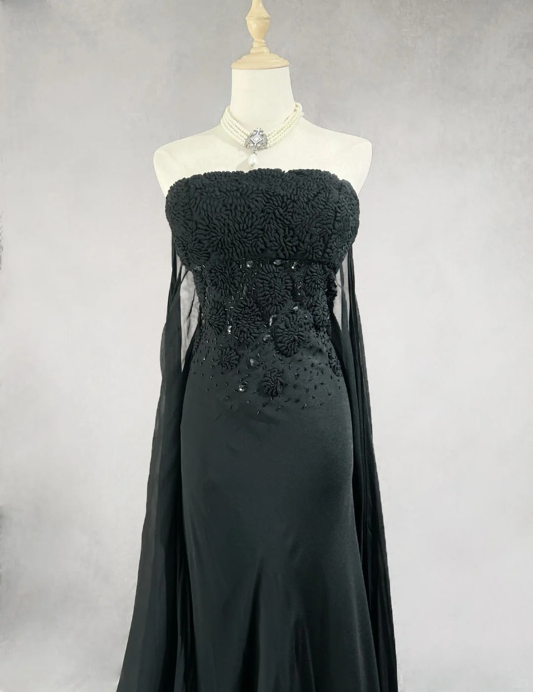 Robes de bal élégantes Robe sirène sans bretelles en mousseline de soie à cravate noire avec cape Longues tenues de soirée formelles N3703