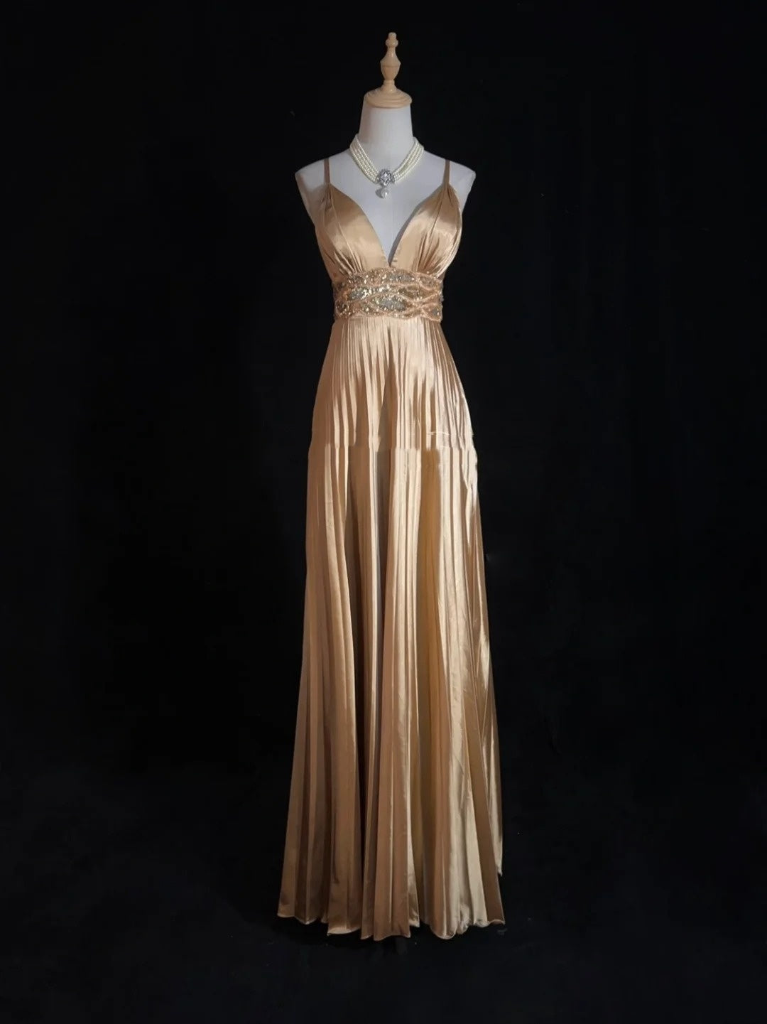 Elegante Abschlussballkleider A-Linie Spaghettiträger Gold Satin mit Rüschen Perlenbesatz Langes Abendkleid N2900
