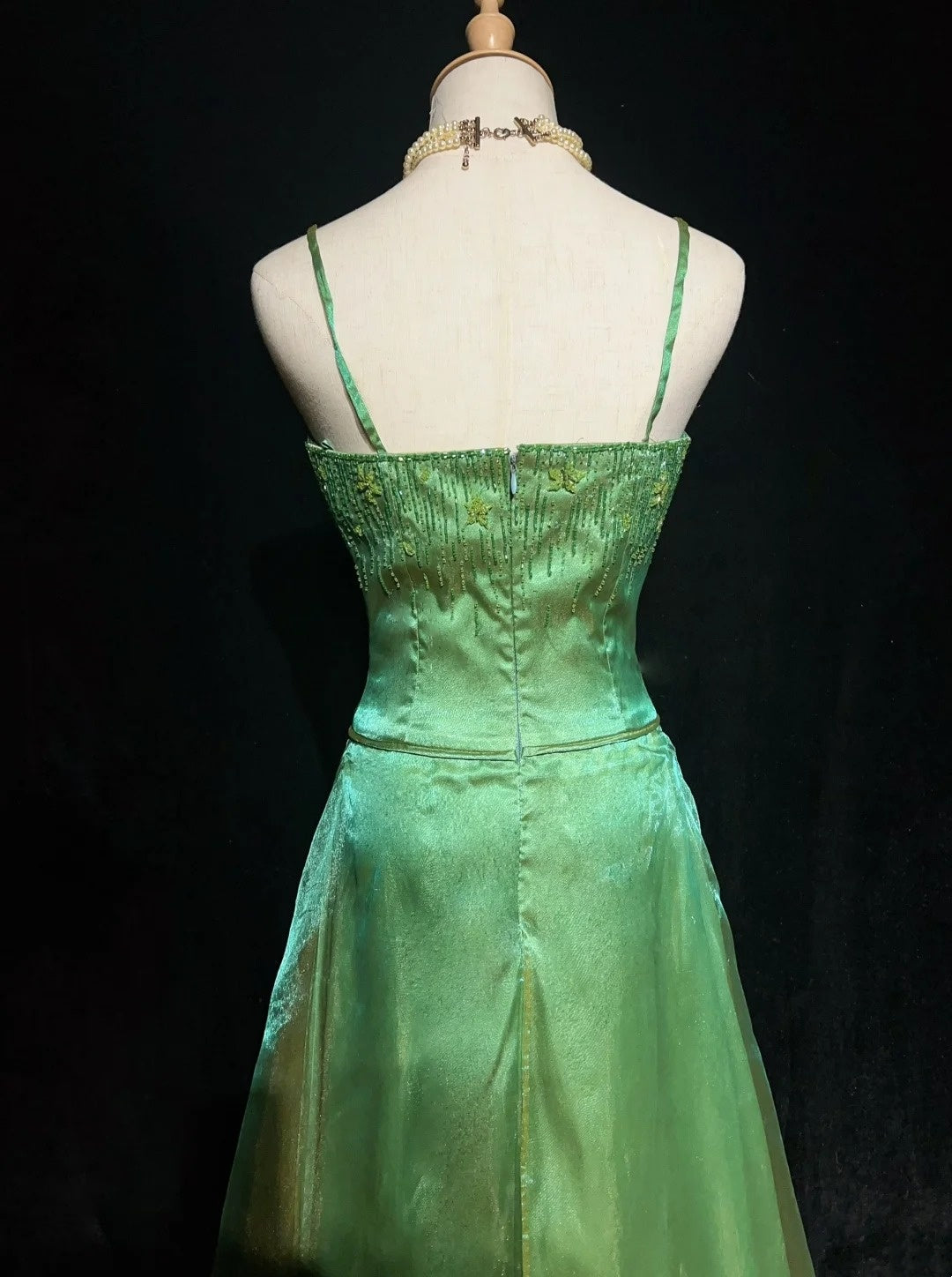 Elegante Abschlussballkleider Ballkleid Spaghettiträger Grüne Organza mit Perlen Lange formelle Robe N2914