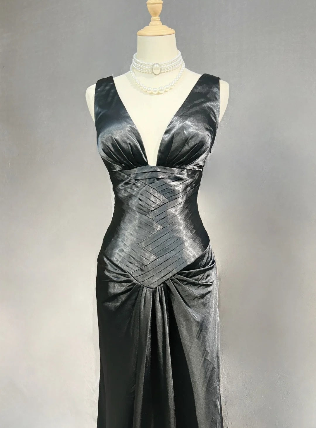 Bescheidene Abschlussballkleider Meerjungfrau Neckholder Schwarz Satin mit Rüschen Lange Abendkleider N3466