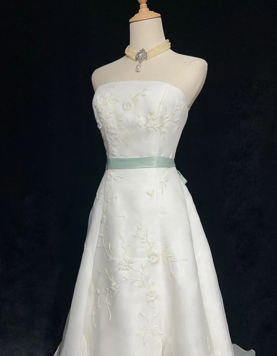 Einzigartige Hochzeitskleider A-Linie Trägerlos Weiß mit Perlen Sommergarten Langes Brautkleid N3676