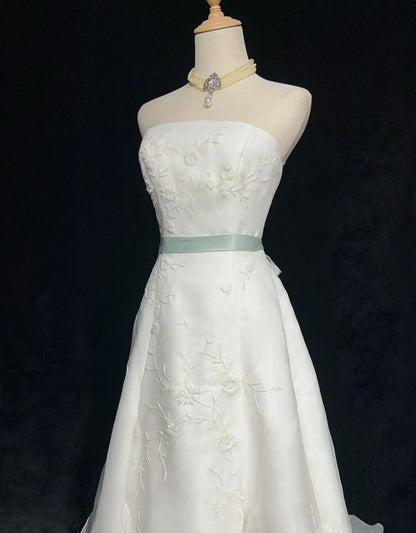 Einzigartige Hochzeitskleider A-Linie Trägerlos Weiß mit Perlen Sommergarten Langes Brautkleid N3676