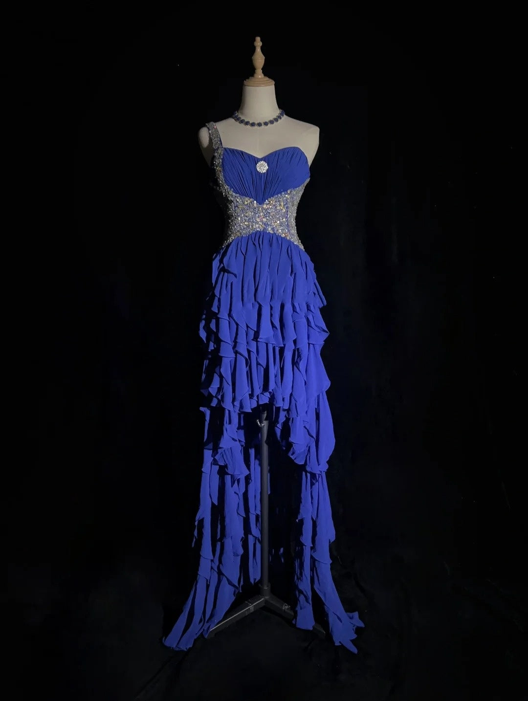 Elegante Abschlussballkleider A-Linie High-Low One-Shoulder Königsblau Chiffon mit Perlen ärmellos langes Abendkleid N2881