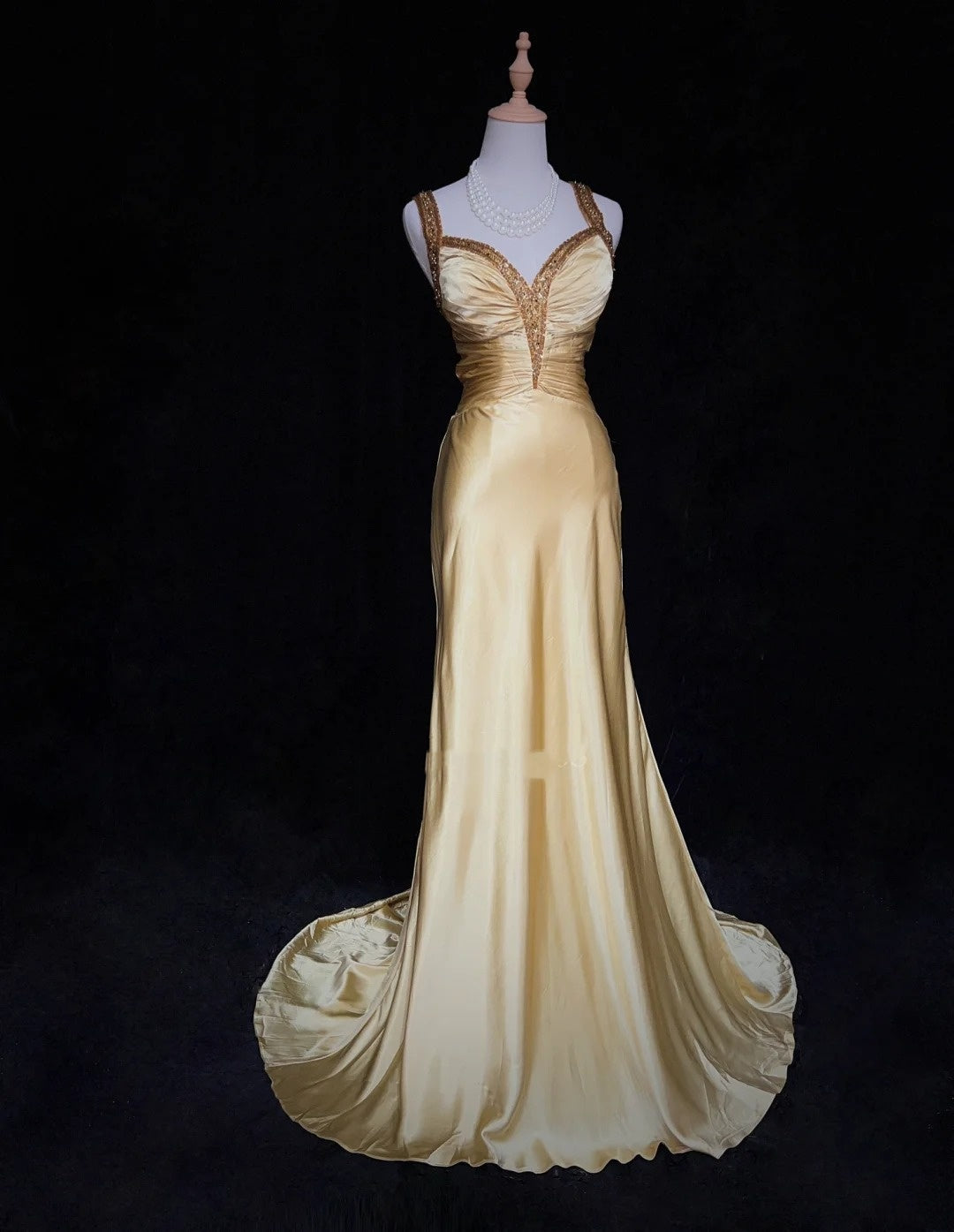 Inspiration Robes de bal Vintage Sirène Cœur Avec Bretelles Satin Doré Années 90 Avec Perles Robes de Soirée N3342