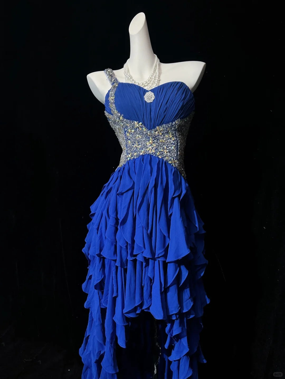 Vintage Ballkleider 1950er High Low One Shoulder Königsblau Chiffon mit gestuften Ärmellosen Abendkleidern RB4326