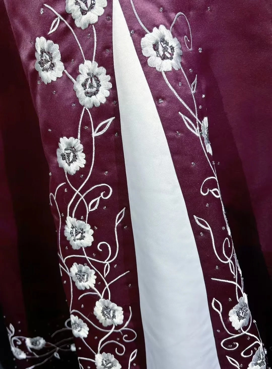 Vintage Ballkleider Abschlussballkleid Spaghettiträger Lila Satin mit Perlenstickerei 1950er Langes Abendkleid N2593