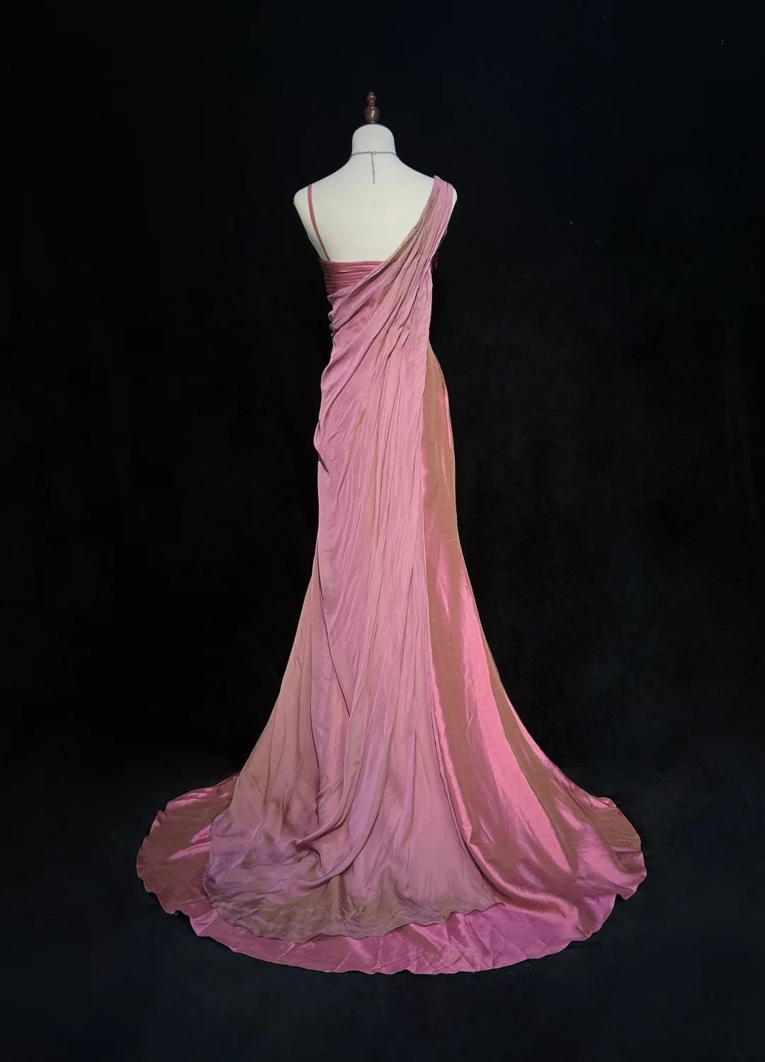 Vintage Abschlussballkleider 1960er Meerjungfrau Asymmetrische Träger Chiffon Rosa Mit Rüschen Langes Ballkleid N3095