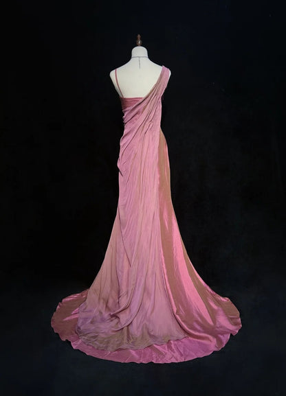 Vintage Abschlussballkleider 1960er Meerjungfrau Asymmetrische Träger Chiffon Rosa Mit Rüschen Langes Ballkleid N3095