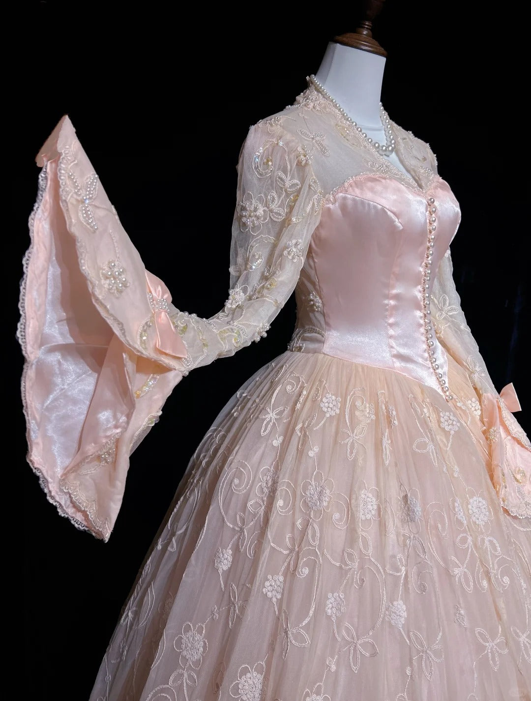 Prinzessin Abschlussballkleider Ballkleid V-Ausschnitt Rosa Spitze mit langen Ärmeln mit Perlen Formelle Abendgarderobe N3878