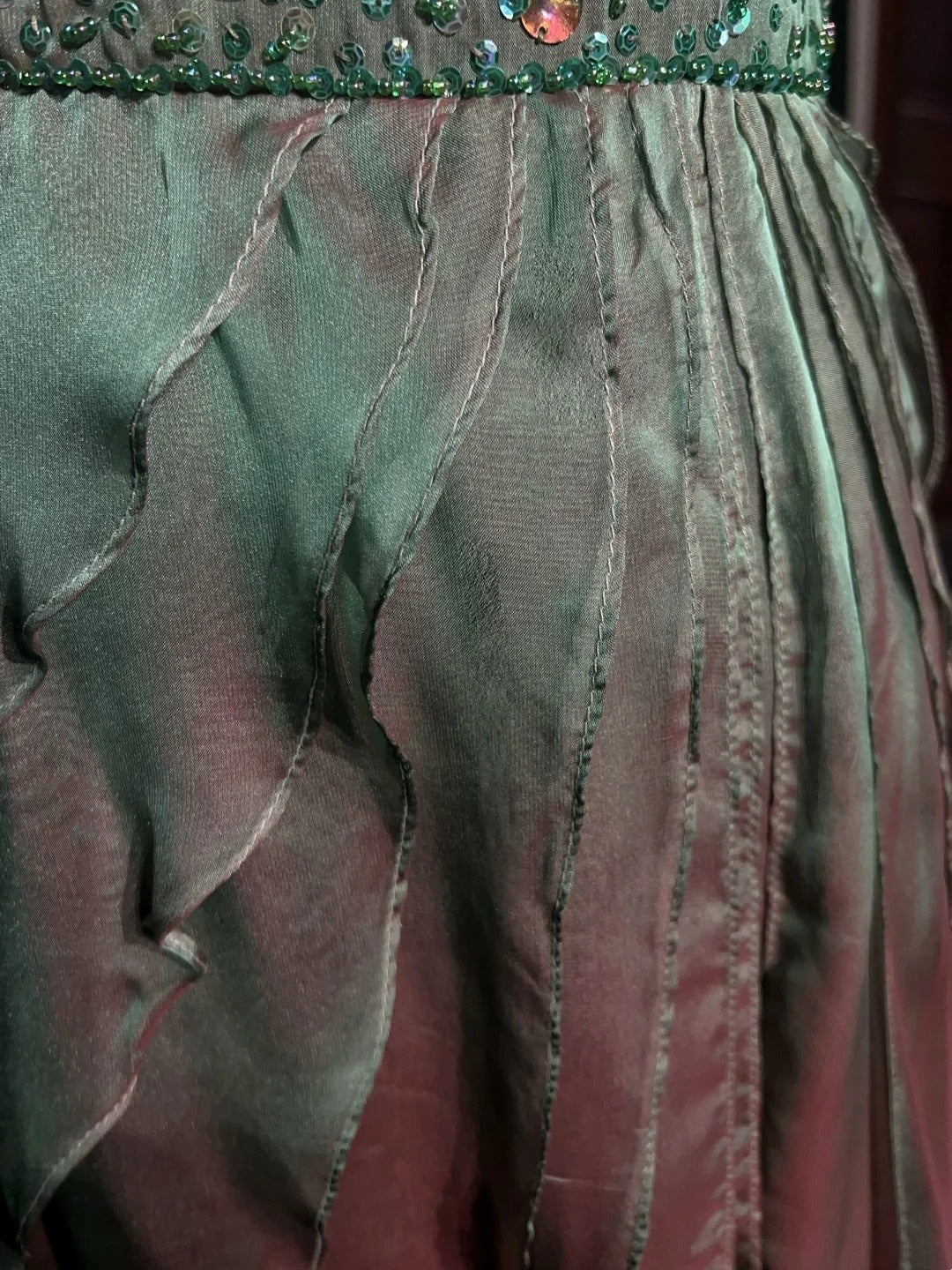 Elegante Abschlussballkleider A-Linie V-Ausschnitt Grün Stufenlagen Chiffon Mit Rüschen Langes Abendkleid N2897