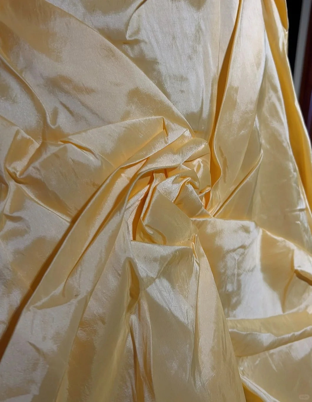 Robes de bal élégantes Robe de soirée en taffetas jaune à fines bretelles avec plis, longue robe de cérémonie N2918