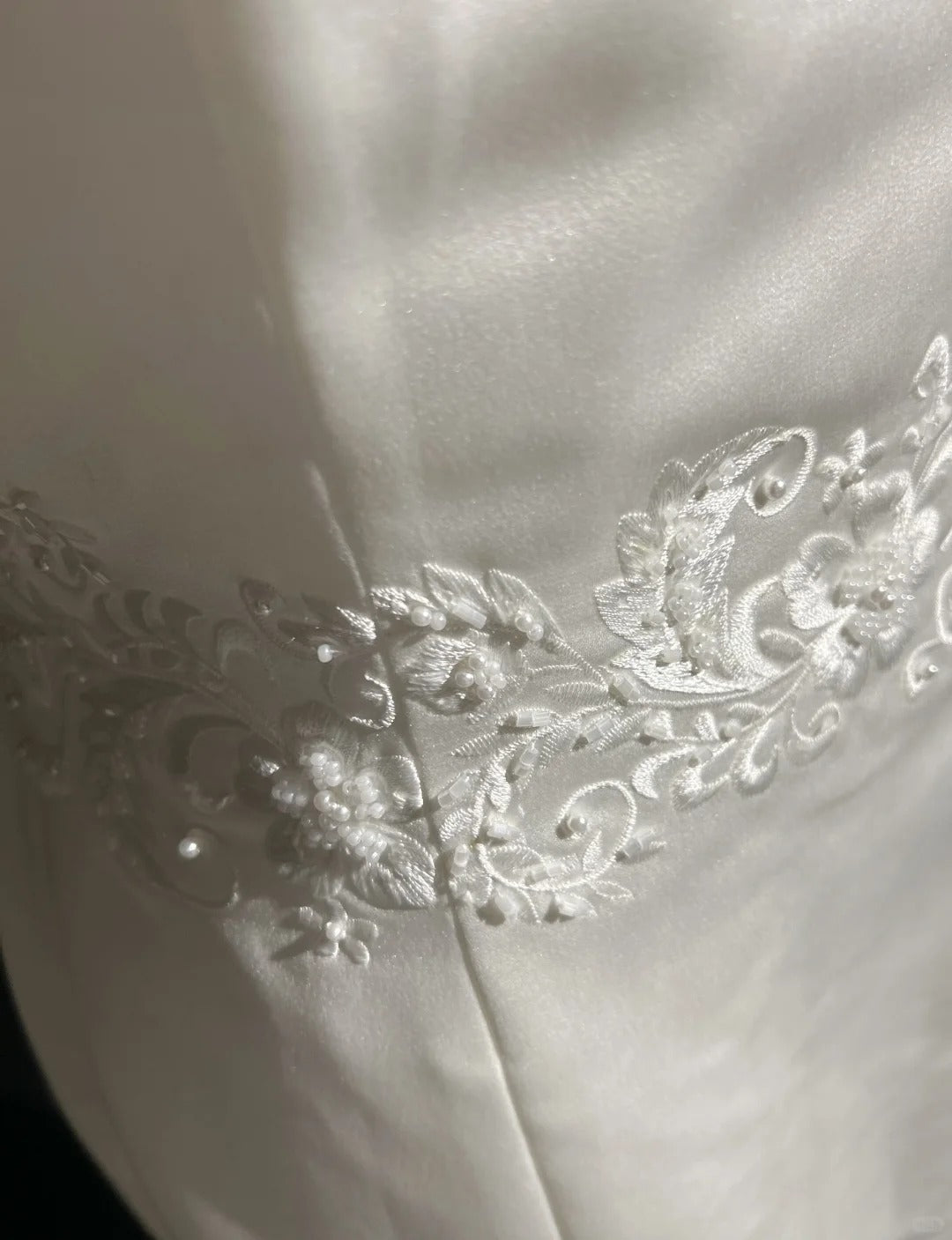 Einzigartige Hochzeitskleider Meerjungfrau Neckholder Satin Boho Stickerei Weiß Langes Brautkleid N3290