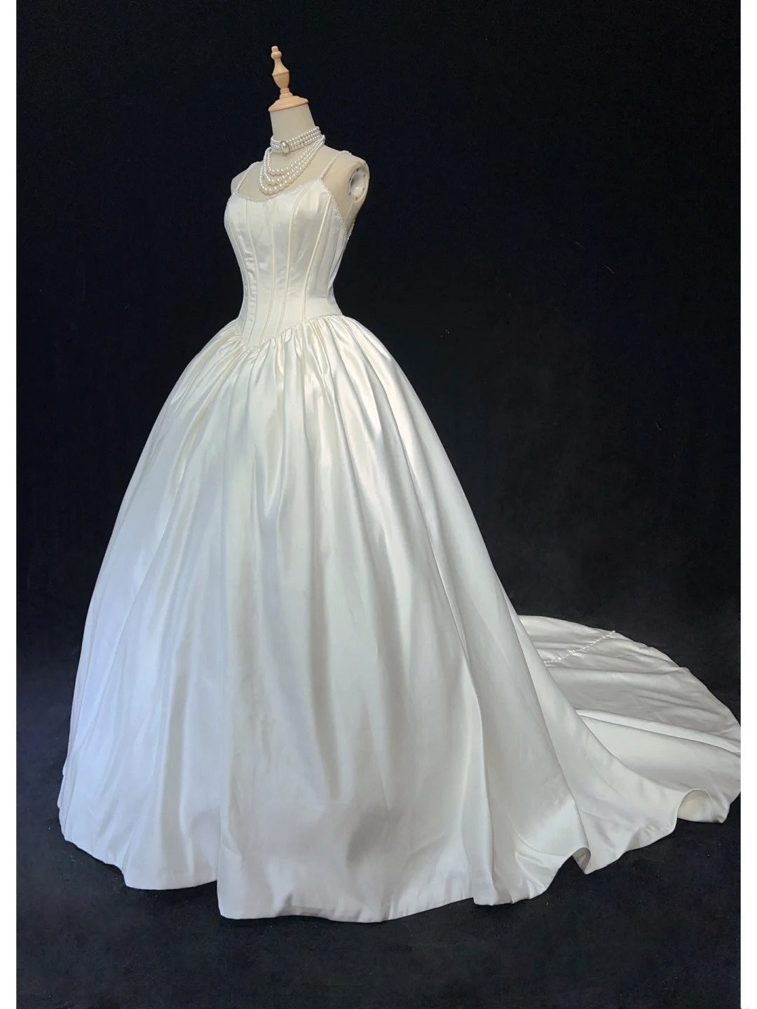 Einzigartige Hochzeitskleider, Ballkleid, Spaghettiträger, Weiß mit gerafften Perlen, langes Brautkleid N3629