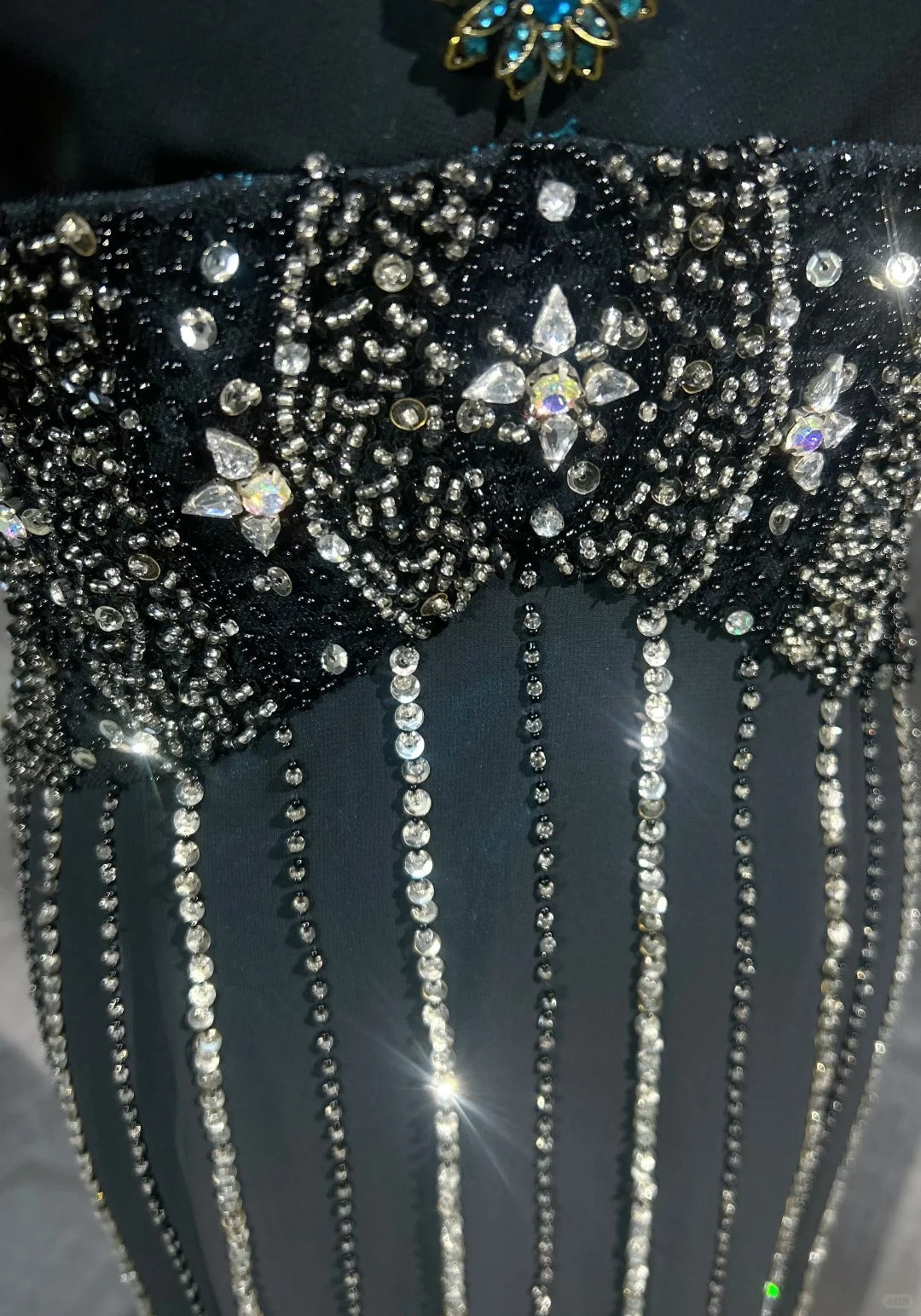 Vintage Ballkleider 1980er Meerjungfrau Neckholder Schwarz Chiffon mit Perlen Langes Ballkleid N3122