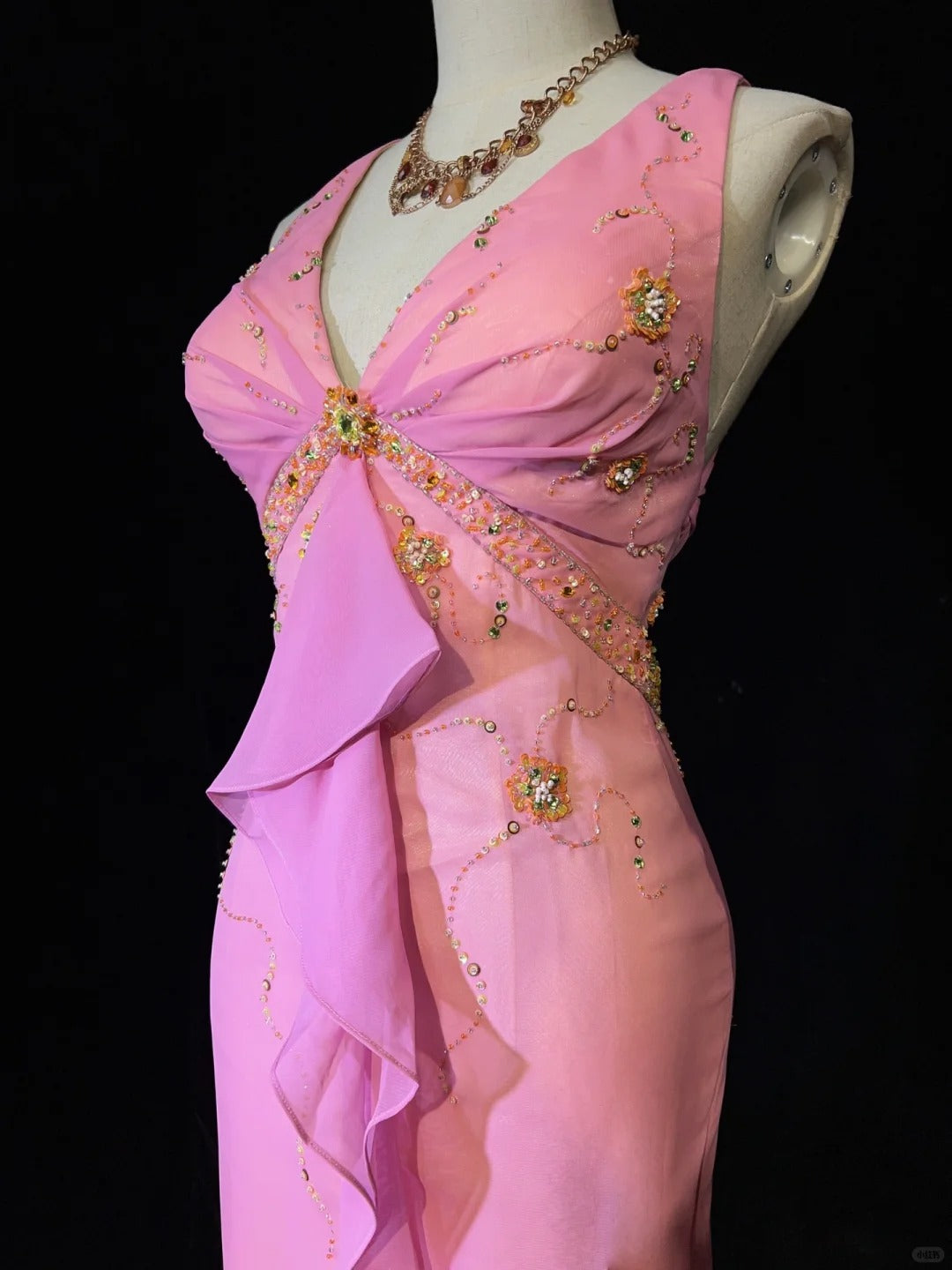 Bescheidene Ballkleider Inspo Meerjungfrau V-Ausschnitt Rosa Chiffon mit Rüschen-Perlenstickerei für Damen Festliches Kleid N3231