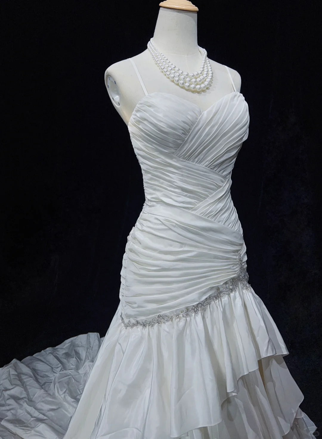 Robes de Mariée Uniques Sirène Bretelles Fines Plage Boho Satin Avec Couches Étages Robe de Mariée Longue Blanche N3612