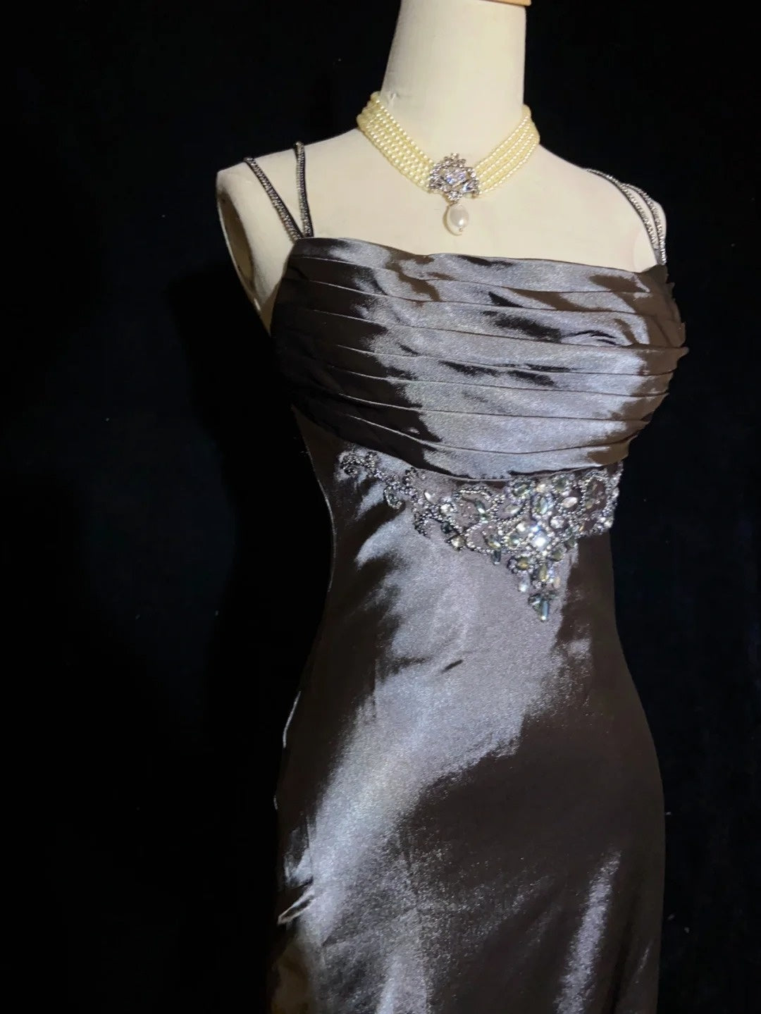 Vintage-Abschlussballkleider Inspiration Meerjungfrauen-Spaghettiträger Grau Satin 90er mit Perlen Abendkleider N3351