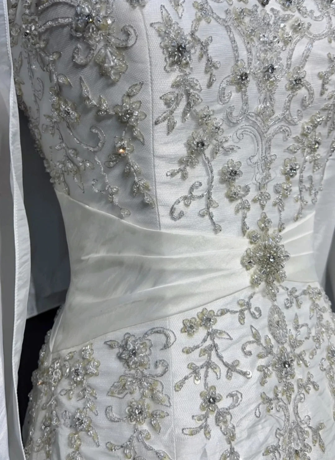 Vintage Ballkleid Spaghettiträger Weißer Taft mit Umhang Perlenstickerei Rüschen Hochzeitskleid Lange Brautkleider RB4331