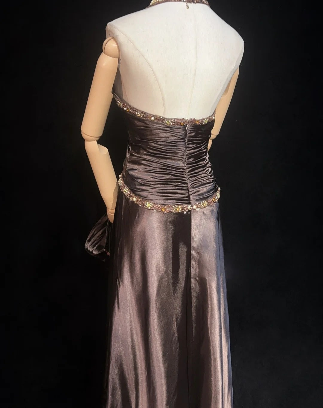 Vintage Ballkleider A-Linie Neckholder Braun Ärmellos Satin Mit Cape Perlenbesatz 1980er Jahre Langes Abendkleid N2864