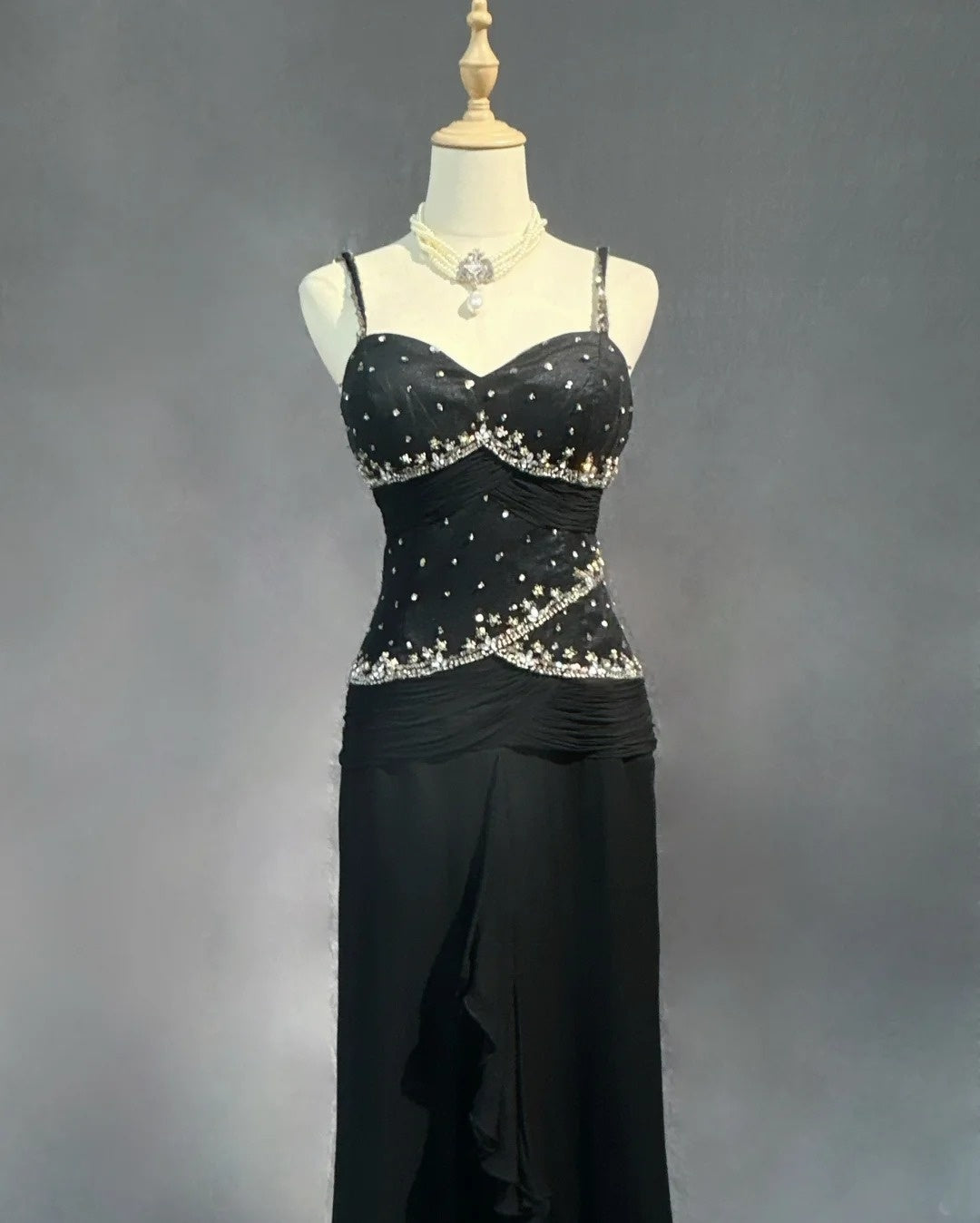 Bescheidene Ballkleider Meerjungfrau Spaghetti-Träger Schwarz Krawatte Chiffon mit Perlen Abendkleid N3857