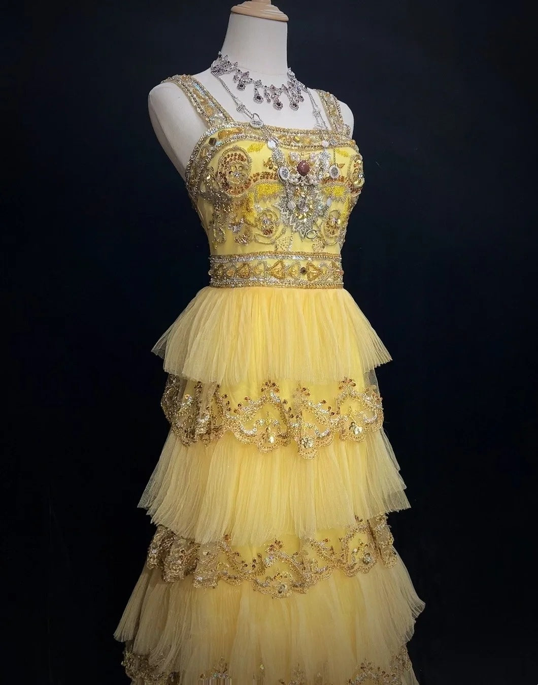 Robes Esthétiques de Bal Vintage Ligne A Col Carré Jaune Couches Superposées avec Perles Longue Robe de Soirée N3060