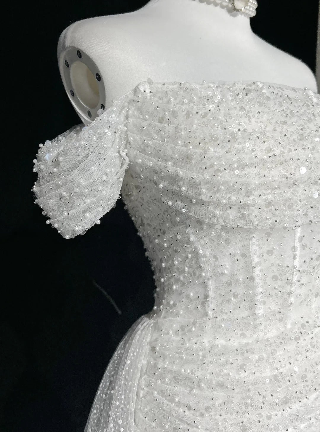 Einzigartige Hochzeitskleider Meerjungfrau schulterfrei Pailletten mit Rüschen Weißes langes Brautkleid N3619
