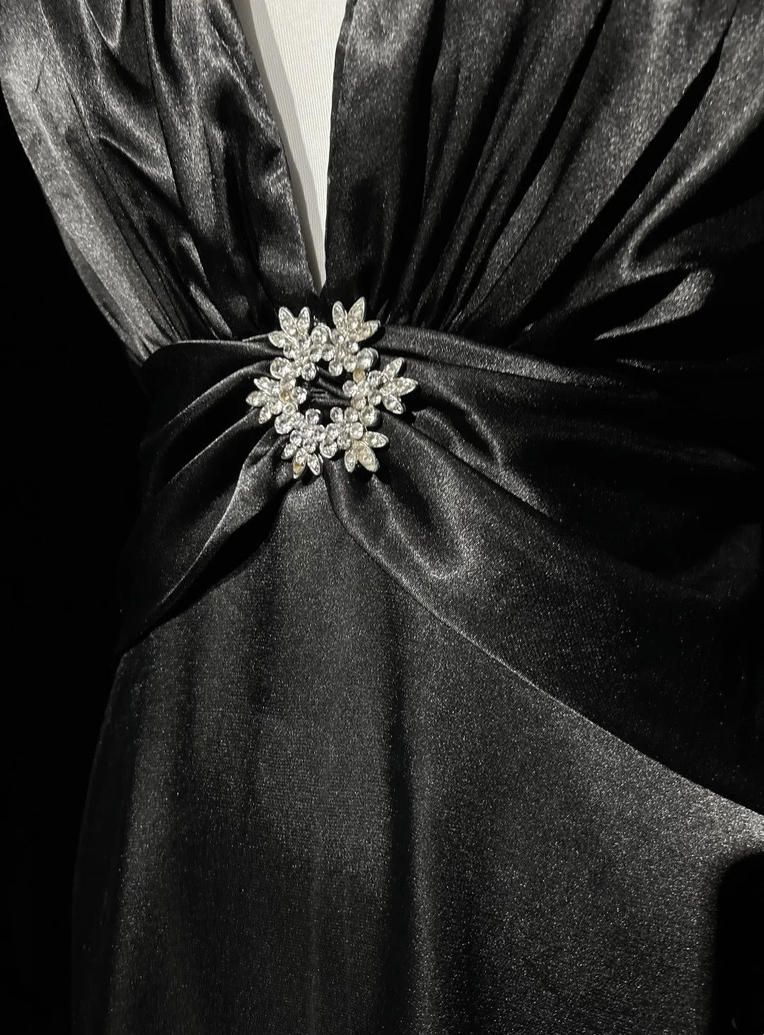 Vintage-Abendkleider 1980er Jahre A-Linie Neckholder Satin Black Tie Kleid Lang mit plissiertem Abendoutfit N3131