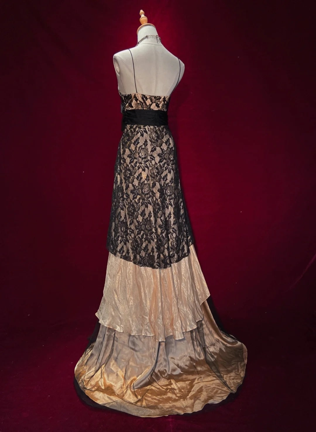 Robes de Bal Simples Coupe Trapèze Bretelles Fines Dentelle Noire Avec Volants Longues Tenues de Soirée N3438