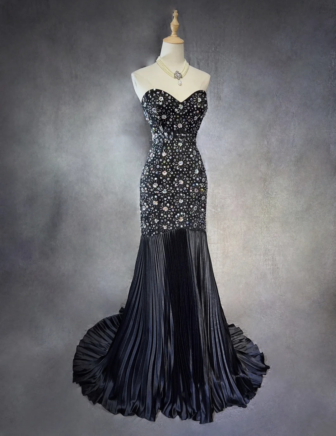 Vintage Ballkleider 90er Meerjungfrau Herz-Ausschnitt Satin Black Tie mit Silberperlen Rüschen Lang Semi Formal Abendkleid N3671