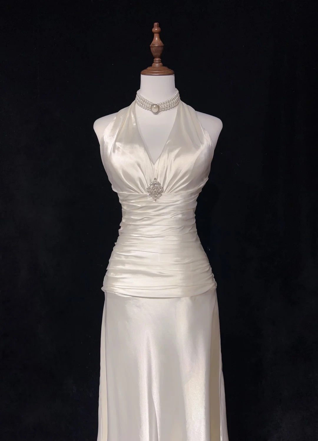 Vintage Ballkleider A-Linie Neckholder Weiß Satin mit plissiertem Cape 1960er Langes Abendkleid N2604
