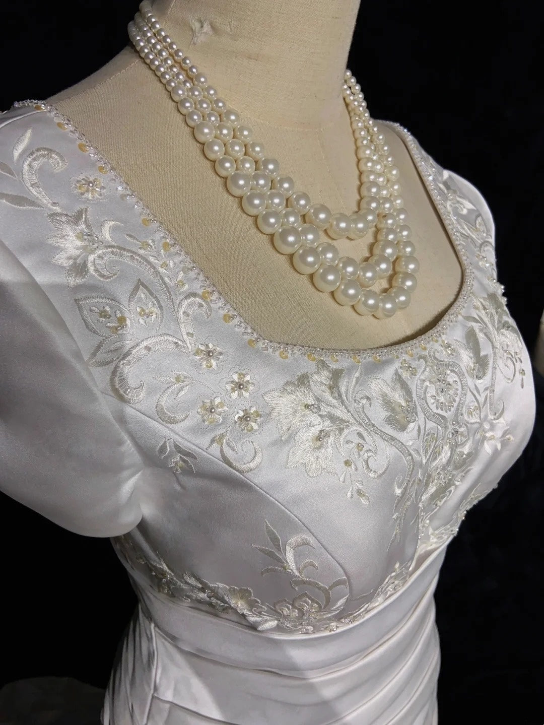 Robes de mariée intemporelles sirène col carré en satin blanc avec manches perles longue robe de mariée N3443