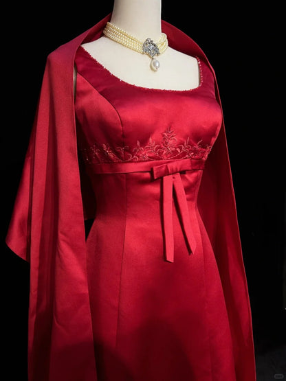 Vintage Abschlussballkleider Inspo A-Linie, eckiger Ausschnitt, roter Satin, 80er Jahre, lange Ballkleider mit Umhang N2857