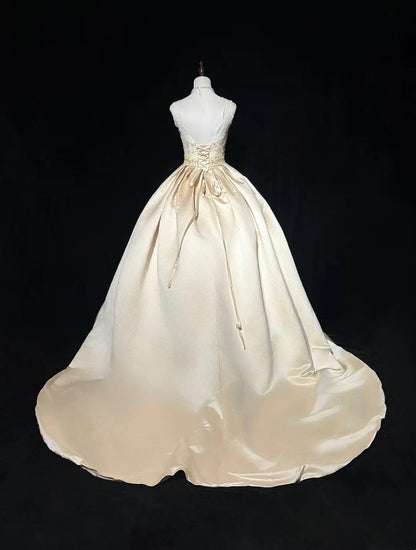 Robes de mariée intemporelles Robe de bal Col carré Satin Champagne avec dentelle perlée Longue robe de mariée N3435