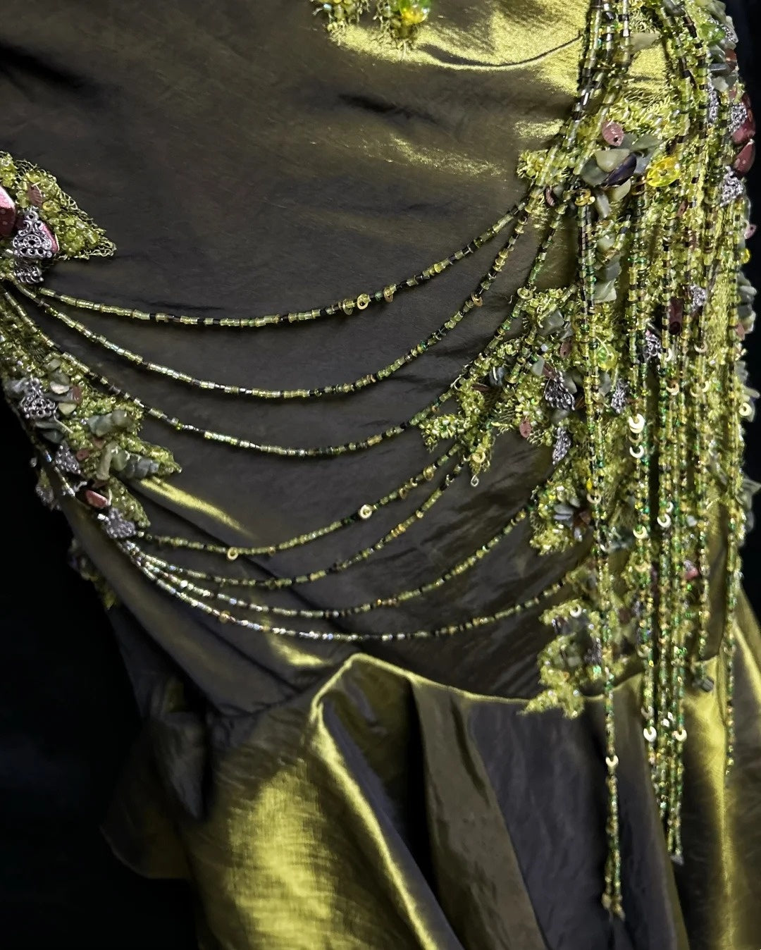Robe de bal longue en satin vert olive à fines bretelles, style sirène vintage des années 2000 N2575