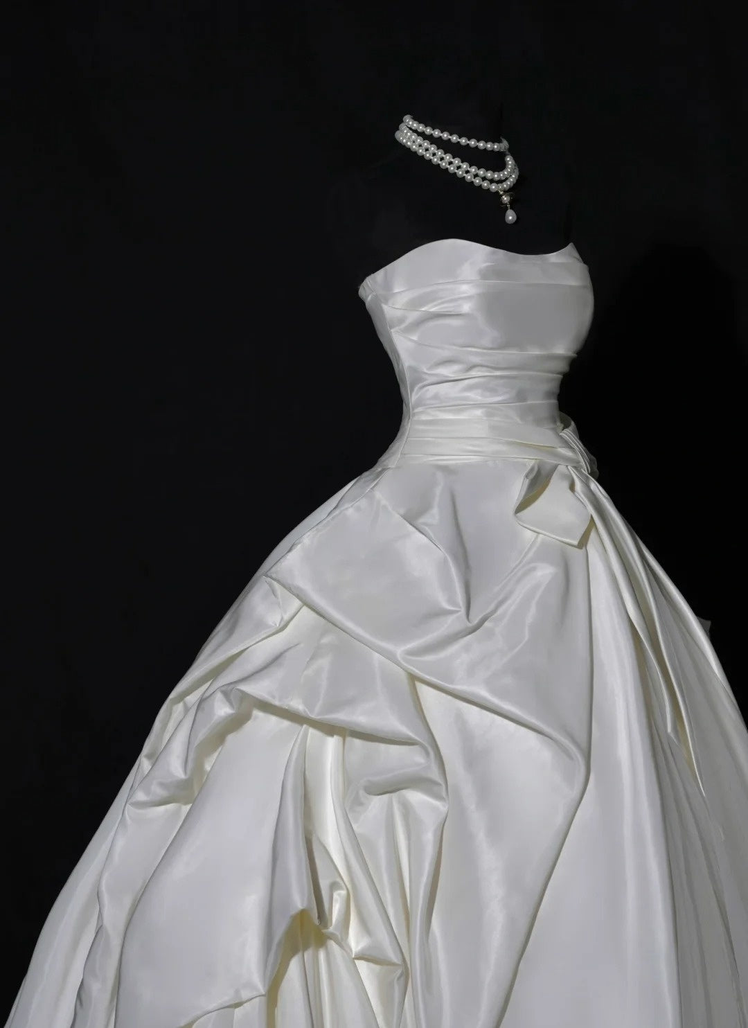Robe de mariée luxueuse, robe de bal bustier ivoire sans manches, robe de mariée cintrée AB2522