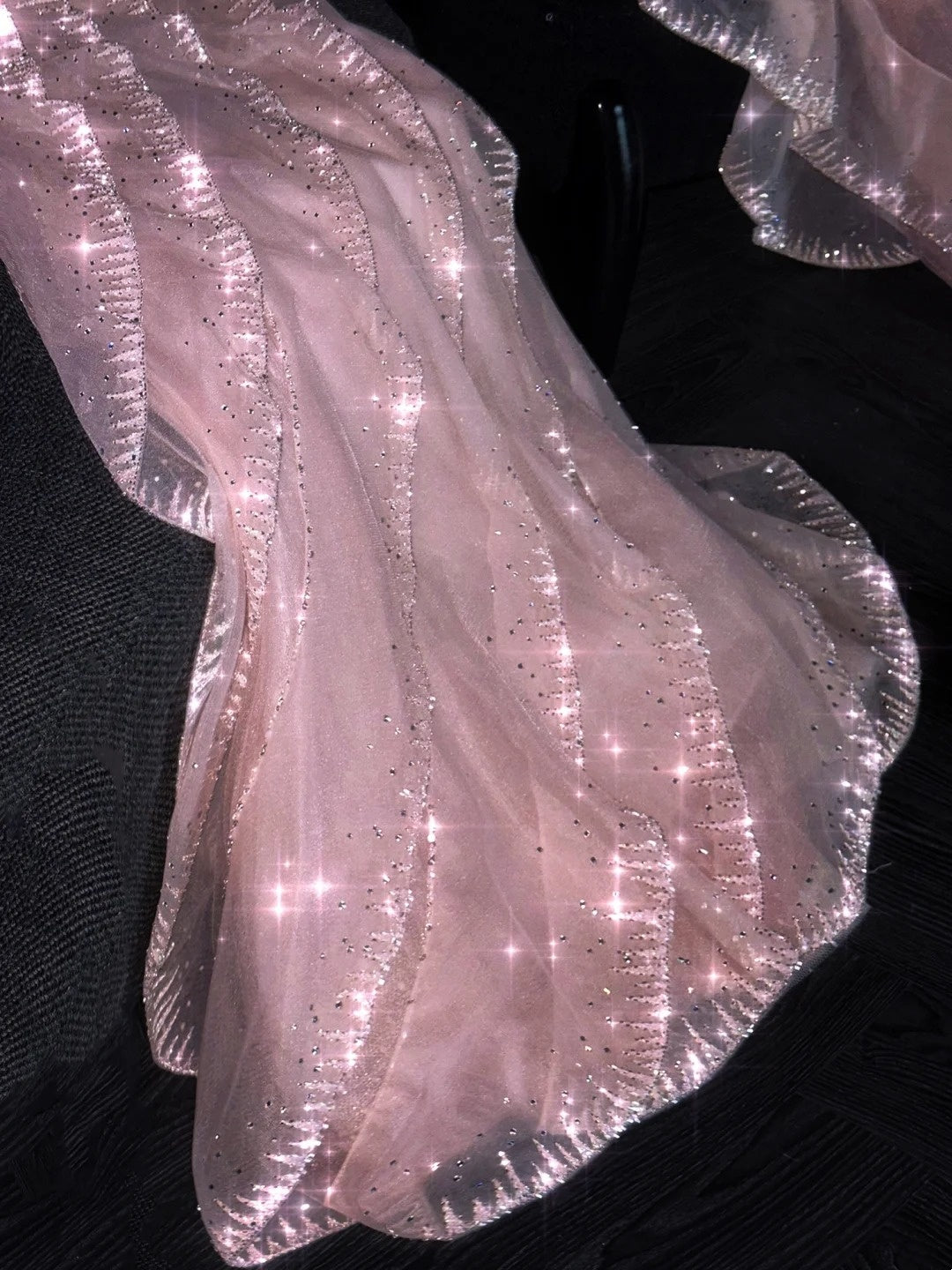 Robe de soirée longue rose à paillettes, coupe trapèze, épaules dénudées, ornée de sequins, idéale pour un bal de promo ou un anniversaire de 18 ans (N733)