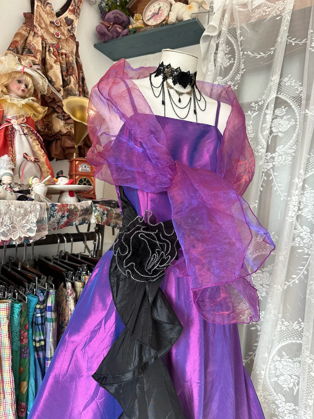 Robe de bal longue à bretelles spaghetti couleur raisin, coupe trapèze, avec cape, élégante et raffinée. Tenue de soirée formelle. N1081