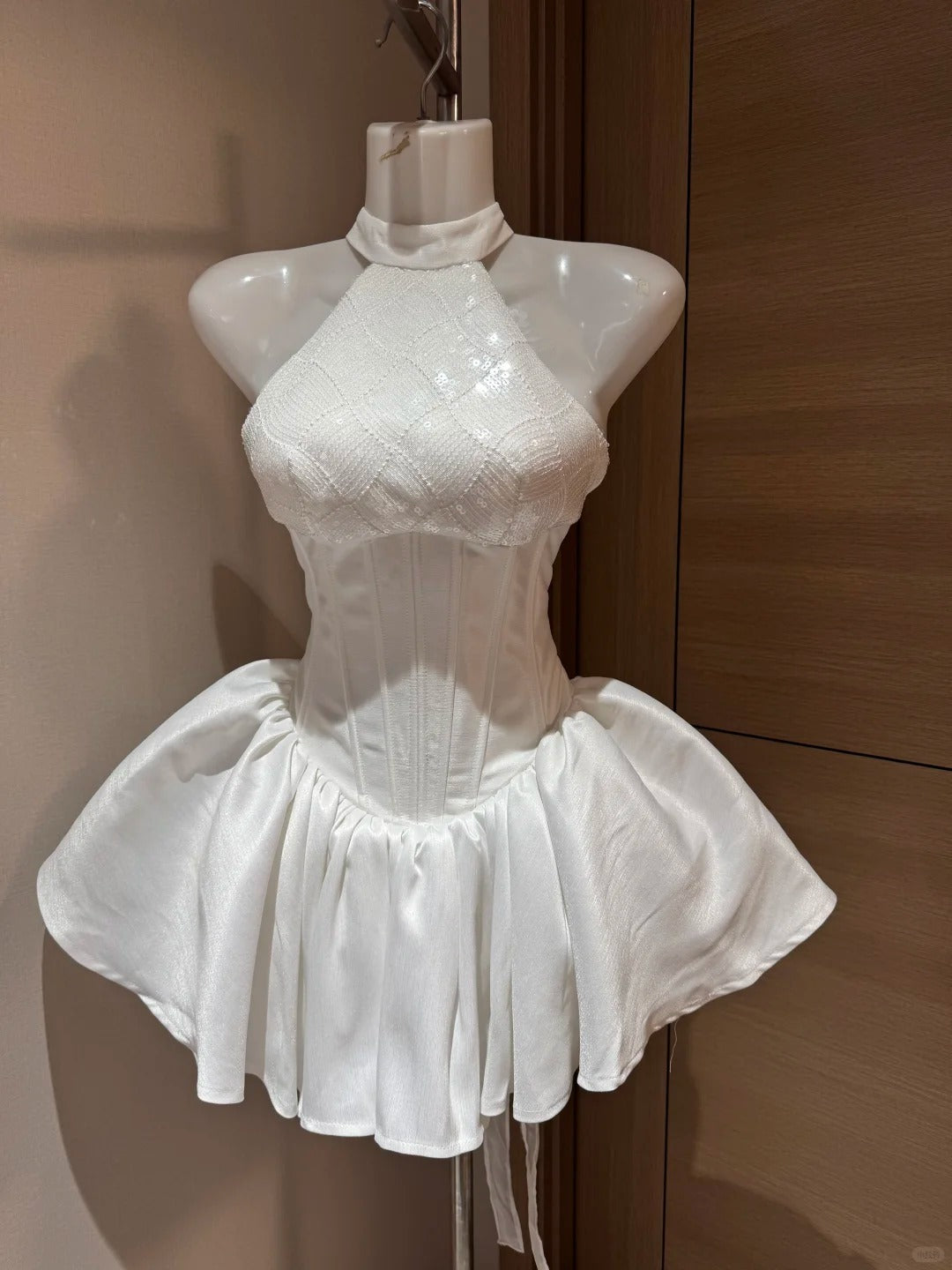 Mignonne Robe de Bal Col Montant Pailletée Blanche Soirée à Rio Inspiration Robes de Hoco Idées Robes de Retour à la Maison RB4032