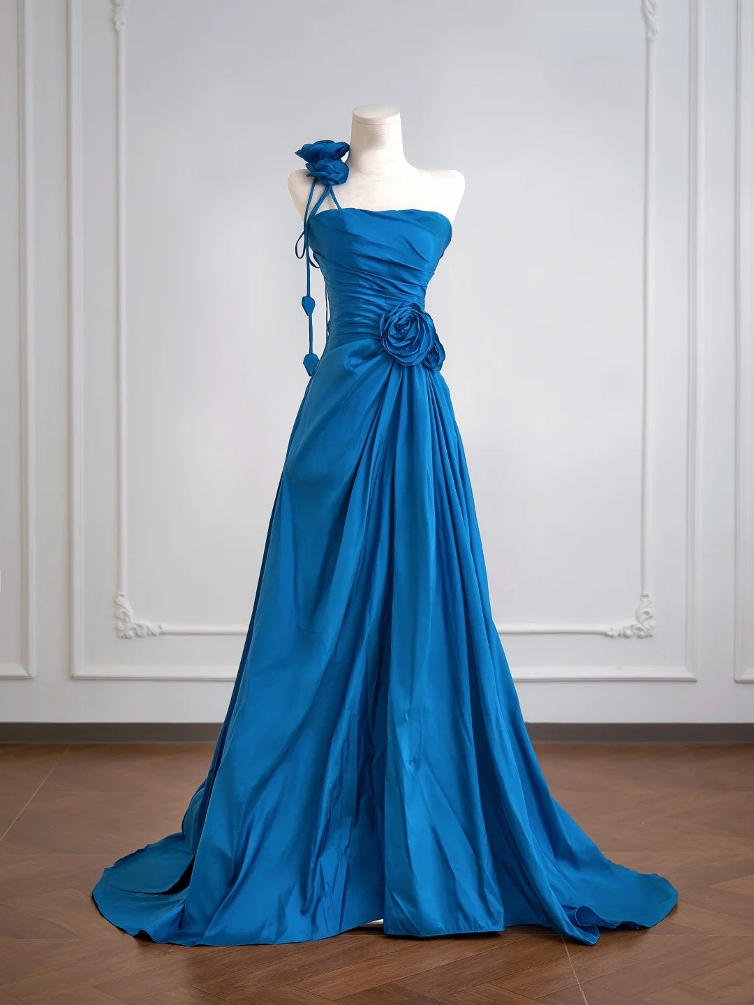 Robe de bal longue bleu roi à une épaule, coupe trapèze simple, ornée de fleurs. Idéale pour un 18e anniversaire. Robe de soirée N342