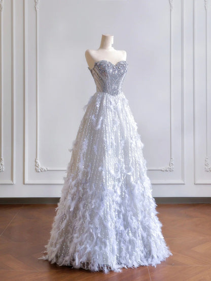 Robe de bal intemporelle à décolleté cœur, sequins argentés et plumes perlées, inspiration robe de soirée, robe de bal N306
