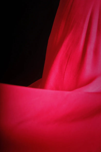 Robe de bal courte rétro années 90, coupe trapèze, dos nu, satin rouge, longueur thé. Inspiration pour une tenue de 18 ans ou une robe de soirée (N493).